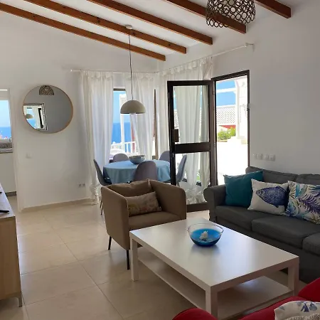 Seaviews And Flowers Apartment