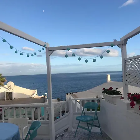 Seaviews And Flowers Apartment