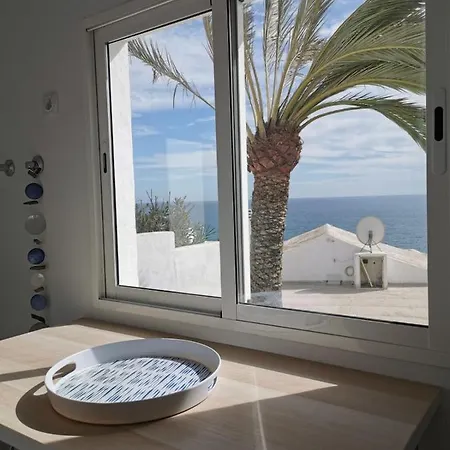 Seaviews And Flowers Apartment